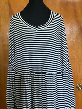 Chicsoul.com Striped Black and White V-Neck Women's Peplum Blouse (1116)